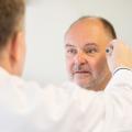 Andreas Hellbach sucht die passende Augenfarbe aus.