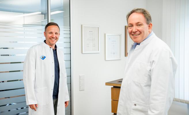 Andreas (rechts) und Michael Hellbach sind Augenkünstler in vierter Generation.
