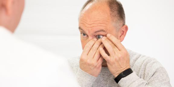 Frank setzt das Glasauge ein